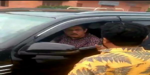 तृणमूल नेता की गाड़ी रोककर भाजपा कार्यकर्ता ने पूछे सवाल, वीडियो वायरल