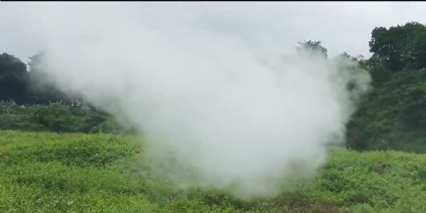 लोयाबाद के एकड़ा में जमीन से निकला धुआं, इलाके में मची अफरा-तफरी