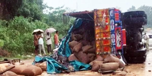 छत्तीसगढ़ के बालोद में गेहूं से लदे ट्रक ने पिकअप वाहन को मारी टक्कर, छह की मौत, सात गंभीर