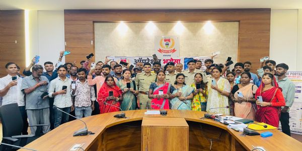 ऑपरेशन भरोसा के तहत एसपी ने 61 गुम हुए मोबाइल बरामद कर असली मालिकों को सौंपा