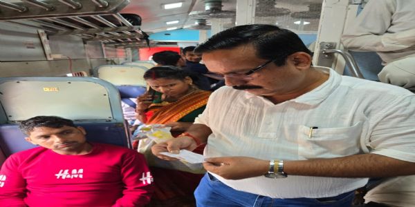 त्योहारी सीजन में पूर्व रेलवे सख्त: बिना टिकट यात्रियों से वसूला 1.77 लाख से अधिक का जुर्माना