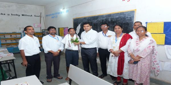 दिव्यांग शिक्षक के समर्पण से प्रभावित हुए उपायुक्त, अंगवस्त्र भेंट कर किया सम्मानित