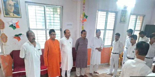 वंदे मातरम् के सामूहिक गायन से गूंजा सरस्वती विद्या मंदिर