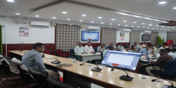 डीएम ने लंबित सोलर पैनल अधिष्ठापन में तेजी लाने का दिया निर्देश
