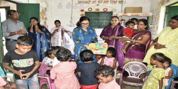 भनौरा के आंगनबाड़ी केंद्रों में पहुंचीं कलेक्टर, बच्चों को खिलौने और फल बांटे