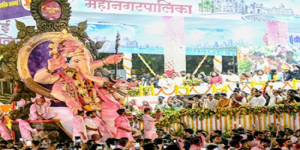 मुख्यमंत्री फडणवीस ने गिरगांव चौपाटी पर भगवान गणेश को विदाई दी