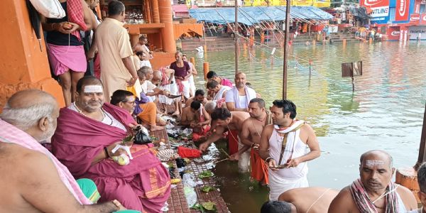 पितरों को पानी देने शिवगंगा पहुंचे वंश के लोग