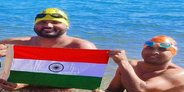 इंग्लिश चैनल पार करने के बाद तिरंगा लहराते हुए लोहिया इंग्लिश चैनल पार करने के बाद तिरंगा लहराते हुए लोहिया