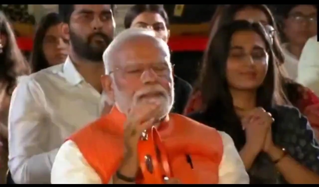 प्रधानमंत्री मोदी भजन क्लबिंग में हिस्सा लेते हुए प्रधानमंत्री मोदी भजन क्लबिंग में हिस्सा लेते हुए