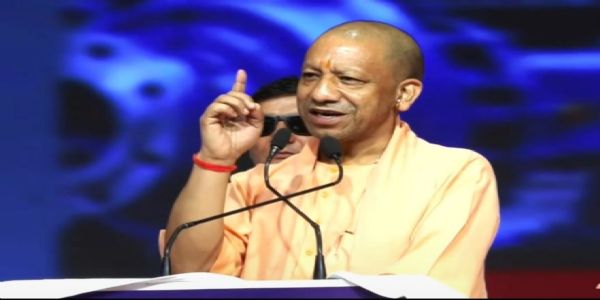 यूपी इंटरनेशनल ट्रेड शो के उद्घाटन के अवसर पर बोलते हुए मुख्यमंत्री की फोटो