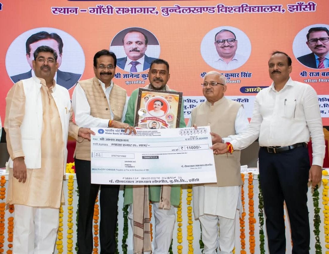 कार्यक्रम में सम्मानित होते अभय महाजन कार्यक्रम में सम्मानित होते अभय महाजन