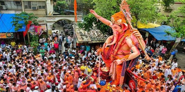 फोटो: गणपति प्रतिमा को विसर्जन के लिए ले जाते भक्तगण फोटो: गणपति प्रतिमा को विसर्जन के लिए ले जाते भक्तगण
