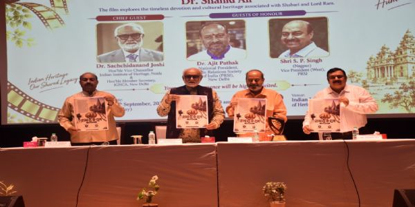 आईजीएनसीए के सदस्य सचिव डॉ. सच्चिदानंद जोशी के साथ अन्य लोग मौजूद।