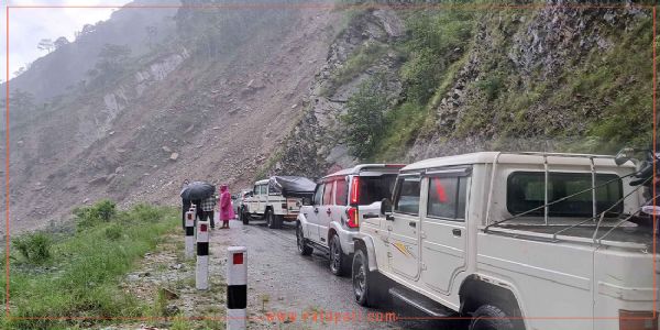 राजमार्ग बंद होने से रास्ते में फंसे वाहन