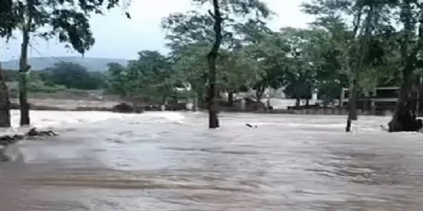 चित्रकूट में फिर उफान पर मंदाकिनी चित्रकूट में फिर उफान पर मंदाकिनी