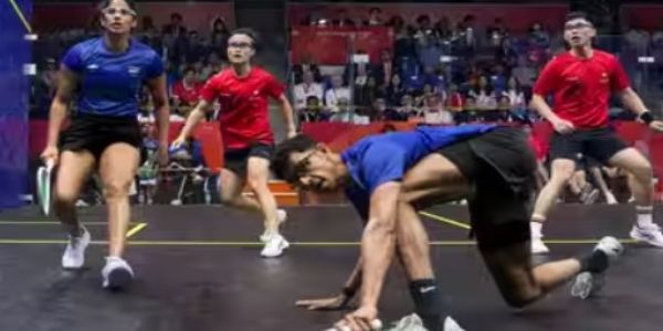 भारत की अनुभवी स्क्वैश खिलाड़ी जोशना चिनप्पा और वेलावन सेंथिलकुमार (नीली जर्सी में) भारत की अनुभवी स्क्वैश खिलाड़ी जोशना चिनप्पा और वेलावन सेंथिलकुमार (नीली जर्सी में)