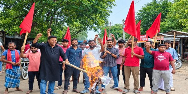 मुख्य चुनाव आयुक्त की बर्खास्तगी को लेकर आइसा कार्यकर्ताओं ने प्रतिवाद मार्च निकाल पुतला फूंका