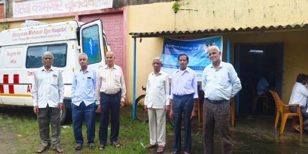 एचईसी सोसाइटी के मेगा हेल्थ चेकअप कैंप में लोगों के स्वास्थ्य की जांच