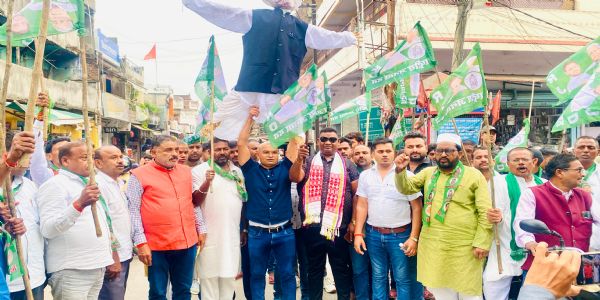 राजद ने मुख्य चुनाव आयुक्त के खिलाफ किया प्रदर्शन, फूंका पुतला