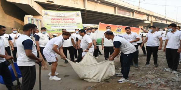 सोनीपत: सीआरपीएफ जवानों ने बहालगढ़ फ्लाईओवर पर चलाया स्वच्छता अभियान