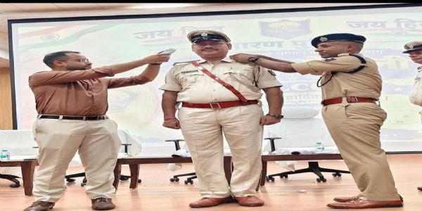 छपरा में 124 पुलिस कर्मियों को मिली पदोन्नति, पिपिंग सेरेमनी में लगाए गए नई रैंक के बैच