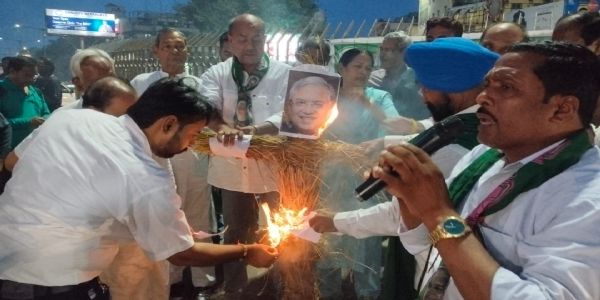 मुख्य निर्वाचन आयुक्त के विरोध में राजद का प्रदर्शन, फूंका पुतला