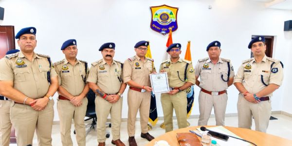 सफाईकर्मी पर हमला करने वाले आरोपियों को 24 घंटे में पकड़ने पर एसएचओ अनूप कुमार सम्मानित