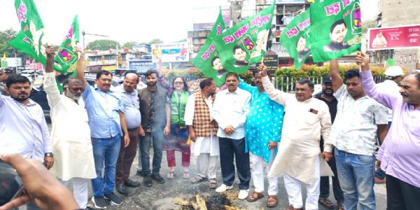 राजद ने मुख्य चुनाव आयुक्त ज्ञानेश कुमार का फूंका पुतला, मांगा इस्तीफा