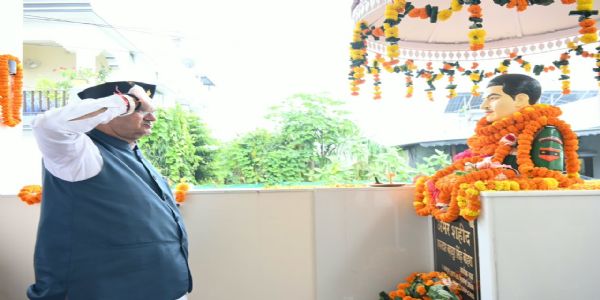 गणेश जोशी ने शहीद हवलदार बहादुर सिंह बोहरा को दी श्रद्धांजलि
