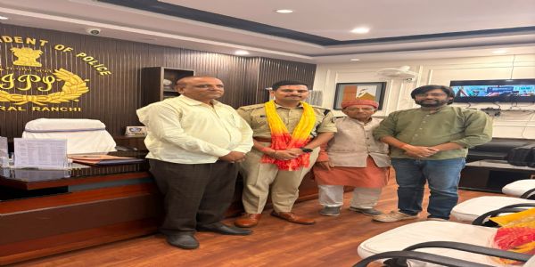 समिति ने ग्रामीण एसपी से मुलाकात कर दुर्गा पूजा के आयोजन को लेकर की चर्चा