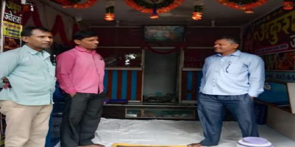 देवरिया में महुआ पाटन बाजार में तीन ज्वेलरी दुकानों में चोरी