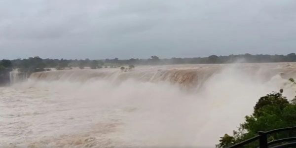 बारिश के बाद बस्तर का प्रसिद्ध चित्रकोट जलप्रपात गर्जना के साथ रौद्र रूप में