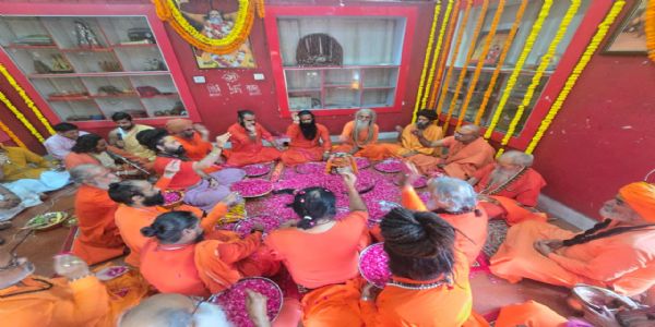 प्रयागराज : गुरुदेव महंत नरेंद्र गिरि की पुण्यतिथि पर समाधि स्थल पर हुआ विशेष पूजन-अर्चन