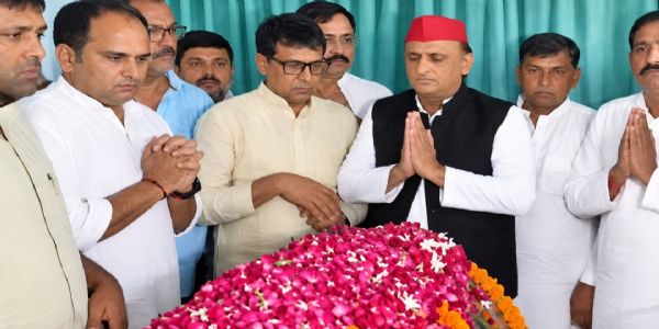 अखिलेश यादव ने राम गोविंद चौधरी को दी अंतिम श्रद्धांजलि, बोले- समाजवादी आंदोलन को हुई क्षति