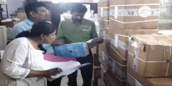 इंदौरः औषधि विभाग का छापा, गोदाम में मिली 40 लाख की 9 हजार ‘सेफ टी किट’
