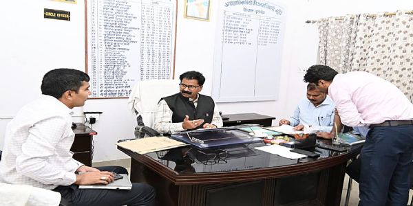 राजस्व कार्यों की समीक्षा को बक्सर पहुंचे अपर सचिव, डुमरांव व सदर अंचल कार्यालय का किया निरीक्षण