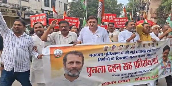 मुख्य चुनाव आयुक्त के खिलाफ सड़कों पर उतरी कांग्रेस, अजीत शर्मा के नेतृत्व में फूंका पुतला