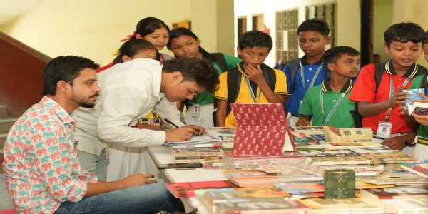 आदर्श विद्यालय, बिजनी में हिंदी पुस्तक प्रदर्शनी का आयोजन
