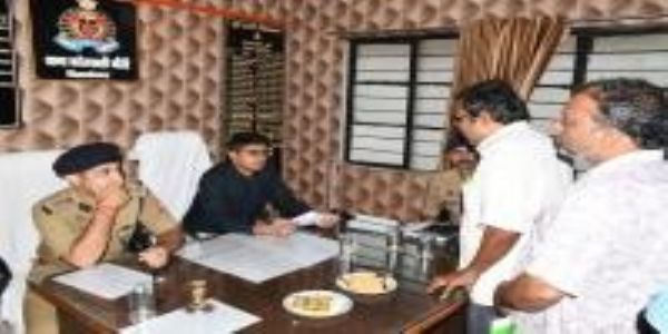 थाना पहुंचे जिलाधिकारी बोले— अधिकारी स्थल पर जाकर करायें जनशिकायतों का समाधान