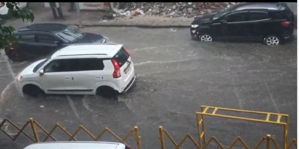 मूसलाधार बारिश से गोरखपुर जलमग्न, सड़कों पर तीन फीट तक भरा पानी