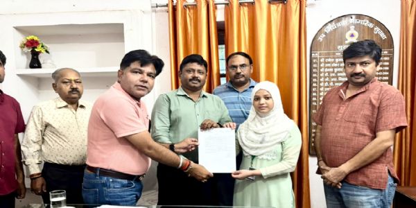 साजिया ने नागरिक सुरक्षा कार्यालय में पकड़ा घोड़ा पछाड़ सांप, अधिकारियों ने किया सम्मानित