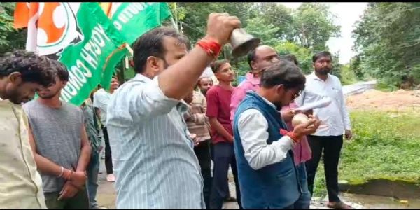 अनूपपुर: युवा कांग्रेस घंटा बजाकर थाना प्रभारी को जगाने पहुँचे, अवैध गतिविधियों के खिलाफ आवाज की बुलंद