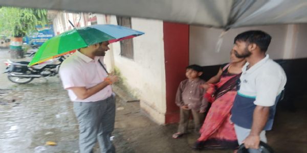 बारिश में छाता लेकर फरियादियों के बीच पहुंचे डीएम ने सुनीं समस्याएं