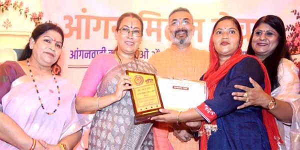 आंगनबाड़ी केंद्रों में बच्चों के भविष्य की नींव: रेखा आर्या