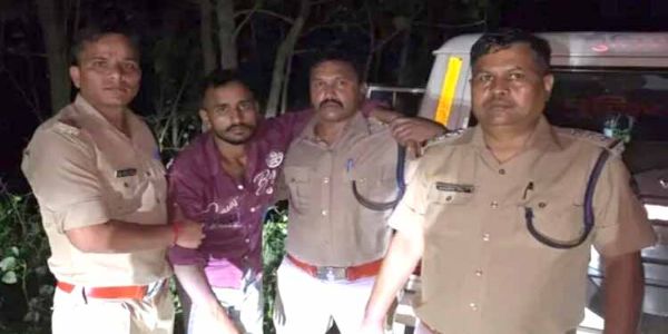 जंगल में घेरा तो बदमाशों ने बरसाईं गोलियां, पुलिस की जवाबी फायरिंग में एक घायल