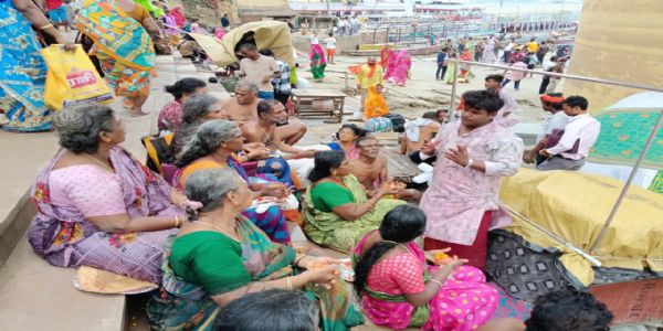वाराणसी: पितृ पक्ष के पूर्णिमा श्राद्ध तिथि पर गंगा किनारे उमड़े श्रद्धालु, प्रतिपदा श्राद्ध से बढ़ेगी भीड़