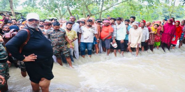 बाढ़ प्रभावितों से मिले सांसद पप्पू यादव, महिलाओं को दी आर्थिक सहायता