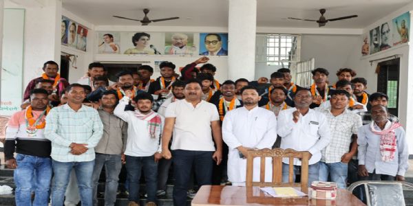 बीसा पंचायत के दर्जनों युवाओं ने थामा कांग्रेस का दामन