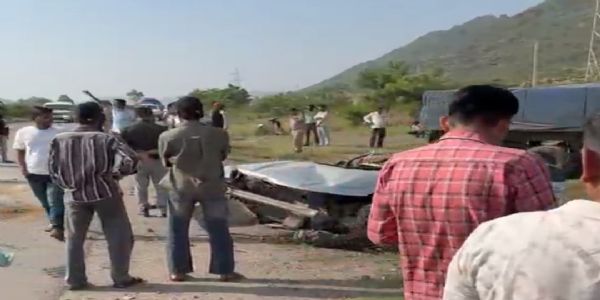 अनियंत्रित कार डिवाइडर कूदकर रॉन्ग साइड में ट्रेलर से टकराई, पेसिफिक मेडिकल कॉलेज के 2 MBBS छात्रों की मौत