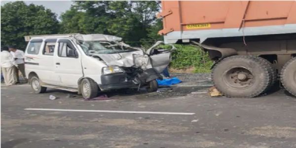 गुजरात के सुरेंद्रनगर में ट्रक में घुसी कार, दो की मौत, करंट लगने से ट्रक क्लीनर ने भी गंवाई जान